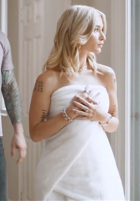 Обнаженное и необычное наказание